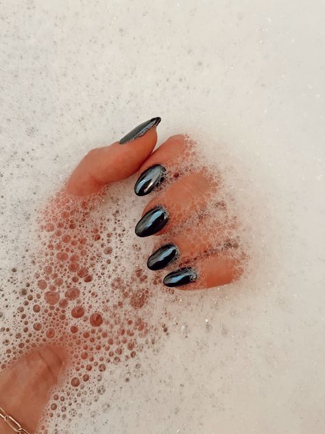 Black And Grey Chrome Nails, Black Chrome Nails Almond Short, Black With Crome Nails, Black Matalic Nails Acrylic, Pretty Sns Nails, Crome Nails Black, Gel Nails Crome, Halloween Chrome Nails Short, Black Nails Metallic