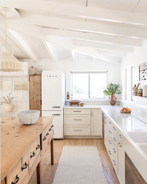 10 Home Decor Trends From 2019 That Are Here to Stay in 2020 Kitchen Design Open, Cottage Kitchens, Classic Kitchen, Modern Cottage, Farmhouse Style Kitchen, Modern Farmhouse Kitchens, Cottage Kitchen, Large Kitchen, Counter Tops