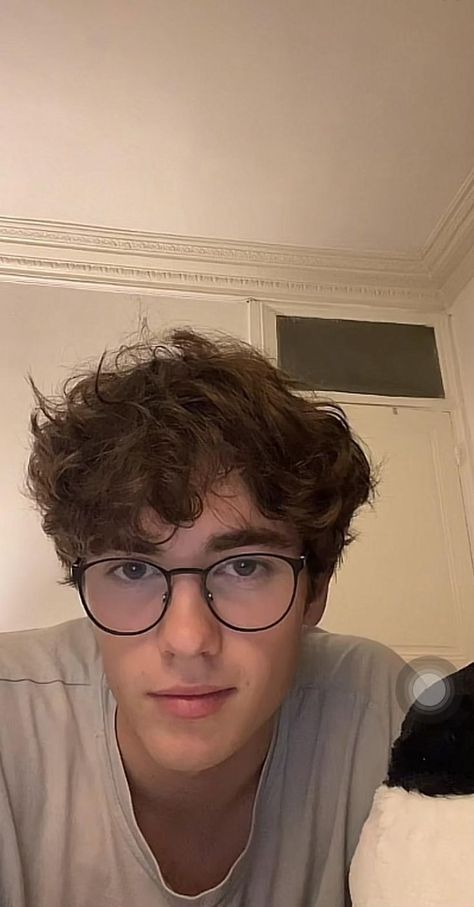 Talk Brunette Guy, Brunett Boyfriend, Hot Glasses Look Men, Boyfriend Glasses Aesthetic, French Guys Aesthetic, Glasses On Brunettes, Brunette Guy With Glasses, On Facetime With Boyfriend, Brunette Aesthetic Boy