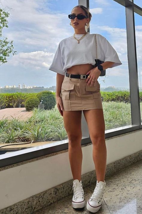 Blusa branca com saia caqui e tênis Party Looks Outfits, Outfit Casual Verano, Tattoos In Other Languages, 2000 Outfit, Looks Show, Looks Com All Star, Cute Mini Skirt Outfits, Cargo Skirt Outfit, Looks Aesthetic