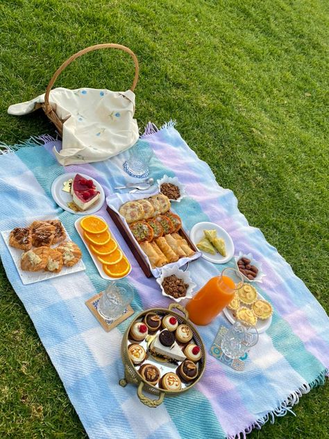 Dia De Campo Picnic Ideas, Friends Activity, Picnic Party Decorations, Picnic Photo Shoot, Picnic Pictures, Picnic Planning, Picnic Birthday Party, Picnic Inspiration, Cute Date Ideas