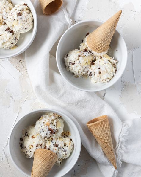 no churn ice cream in cones Almond Joy Ice Cream, Churn Ice Cream, Almond Ice Cream, Ice Cream Mix, Fruit Salad Easy, Ice Cream Containers, July Recipes, Coconut Ice Cream, No Churn Ice Cream