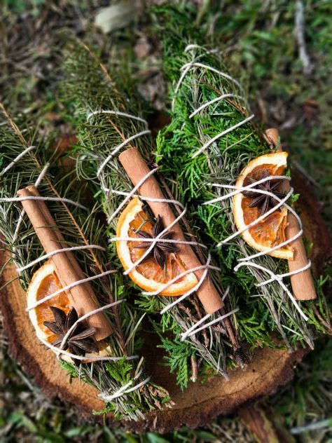 Yule Gift Wrapping, Star Anise Crafts, Pine Smudge Sticks, Rosemary Bundles, Cinnamon Stick Crafts, Smudge Sticks Diy, Orange Star, Cinnamon Orange, Magia Das Ervas