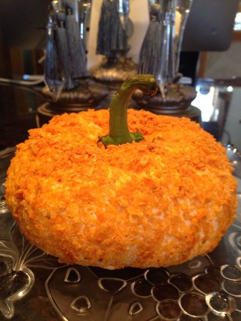 If you've never dipped a Ritz cracker into a turkey-shaped cheese ball in front of a football game on Thanksgiving then you've got some living to do. Turkey Cheese Ball, Pumpkin Balls, Ritz Cracker, Turkey Cheese, Cheese Ball Recipes, Nacho Cheese, Ritz Crackers, Big Meals, Food Crafts