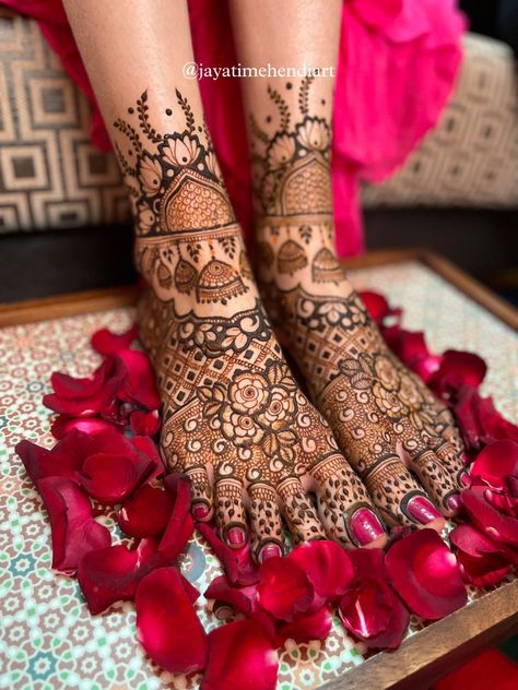 Bridal Leg Mehendi Designs Latest, Dulhan Leg Mehendi Design, Mahendi Pose, Mendi Night, Mehndi Photoshoot, Mehendi Poses, Leg Mehandi, Chocolate Images, Feet Mehendi