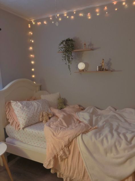 Light Pink Room Inspo Aesthetic, Aesthetic Pink And White Room, Room Aesthetic Pink And White, Room Ideas Beige Walls, Pink Soft Room Aesthetic, Clean Cute Room, Soft Girl Aesthetic Bedroom, Cute White Bed, Light Feminine Room