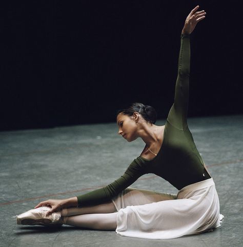 Francesca Hayward, Ballet Outfit, Rehearsal Studios, Woman Photo, Beautiful Dance, The Royal Opera House, Ballet Images, Royal Opera House, Ballet Exercises