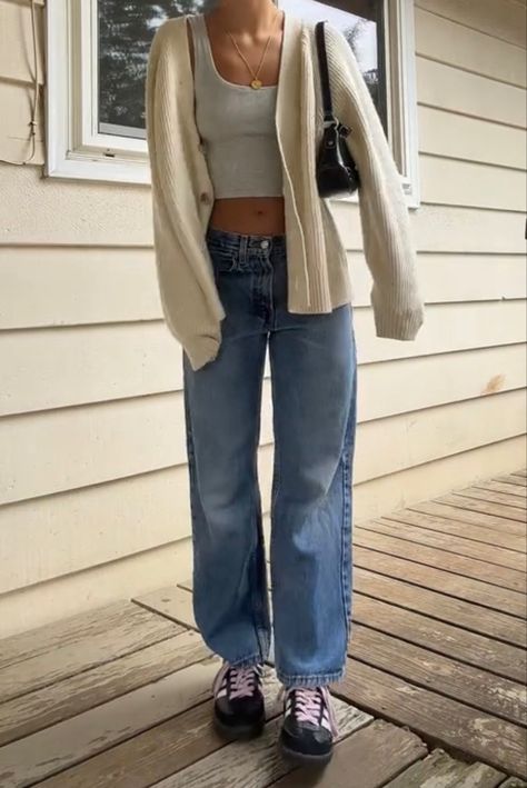 Mid Waisted Jeans Outfit, Valentine’s Day Casual Outfit, Cold Spring Outfit Aesthetic, Crop Top Layering Outfits, Cute Jeans Outfit Spring, How To Style Basics, Cozy Core Outfit, Fitted Sweater Outfit, Chica Chola