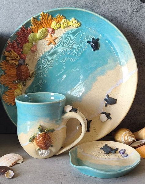 Ocean Ceramics Ideas, Clay Plates Design, Ocean Ceramics, Ocean Pottery, Turtle Decor, Sculpture Art Clay, Keramik Design, Pottery Crafts, Pottery Classes