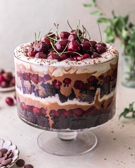 This vegan black forest trifle is just like your classic German gateau but easier to prepare and assemble! It's packed with soft and fluffy eggless chocolate cake, a light and dreamy chocolate custard, macerated cherries and whipped cream. via @rainbownourish Dark Chocolate Trifle, Triffle Desserts Vegan, Vegan Black Forest Gateau, Black Forest Cake Trifle, Vegan Black Forest Trifle, Gluten Free Dairy Free Trifle, Christmas Black Forest Cake, Black Forest Trifle Christmas, Vegan Xmas Dessert