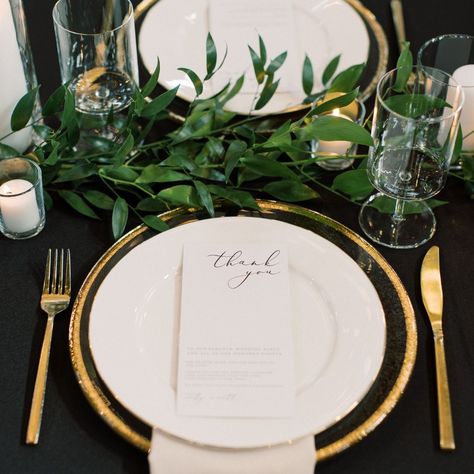 Black White Gold Place Setting, Gold Charger Plates Black Napkins, White Plate Gold Charger, Wedding Black Charger Plates, Gold Plate Chargers Place Settings, Black Tablecloth Gold Chargers, Black White Gold Tablescape, Clear Chargers With Gold Trim, Black White Gold Wedding Table Setting