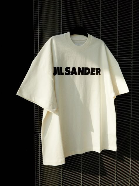 Jil Sander T Shirt, Creative Hoodies, Minimal Shirt Design, Fashion Design Template, Christmas T Shirt Design, Designer Tshirt, Shirt Design Inspiration, Mens Casual Dress Outfits, Clothing Details