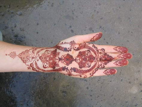 https://flic.kr/p/aM29Nz | Two-Tone Turkish | Model: Jessica McQueen Henna: Jessica McQueen Photo: Jessica McQueen Jamila henna and Aegean Dream EO blend. Left on 5 minutes - 4 hours. Design by Jessica McQueen note: photo needs post (jean leg in pic, spear on hand, etc) Turkish Henna Design, Lebanese Henna Designs, Turkish Mehendi Designs, Keffiyeh Henna Design, Middle Eastern Henna, Unique Henna Designs, North African Henna, Mauritanian Henna, Unique Henna