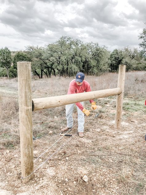 T Post Fence, Build A Fence, How To Do Everything, Livestock Fence, Ranch Fencing, Pasture Fencing, Field Fence, Earth Bag Homes, Barbed Wire Fencing