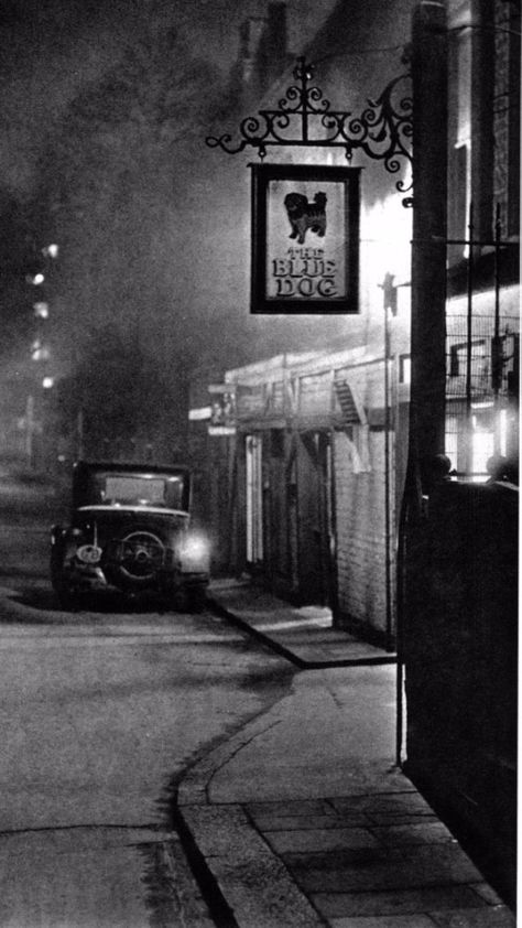 Stunning Atmospheric Photographs of London Streets at Night in the 1930s John Morrison, Francisco Goya, London Night, London Pubs, London History, Dark City, London Underground, Old London, London Photos