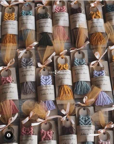 Small Giveaways Ideas, Diy Giveaways Ideas, Macrame Packaging Ideas, Keychain Packaging Ideas Diy, Macrame Packaging, Wedding Giveaways Ideas Souvenirs, Cheap Wedding Favor Ideas, Wedding Souvenirs Diy, Diy Souvenirs