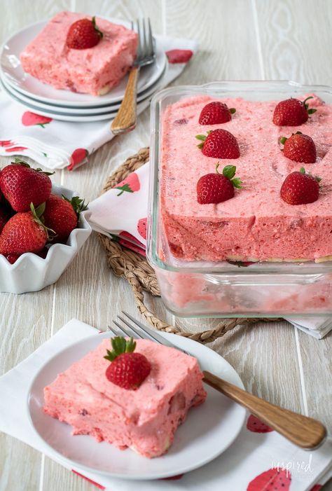 Strawberry Jello Dessert, Layered Jello Recipe, Strawberry Jello Salad, Lime Jello Salads, Ice Cream Dessert Recipe, Jello Flavors, Jello Dessert, Desserts With Few Ingredients, Pumpkin Rolls Recipe