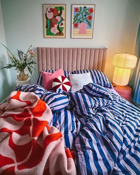 Room Inspo Eclectic, Bedroom Pop Of Color, Gen Z Bedroom, Colorful Bedding Ideas, Cozy Colorful Bedroom, Colorful Bedroom Aesthetic, Funky Bed, My Room Aesthetic, Out Out