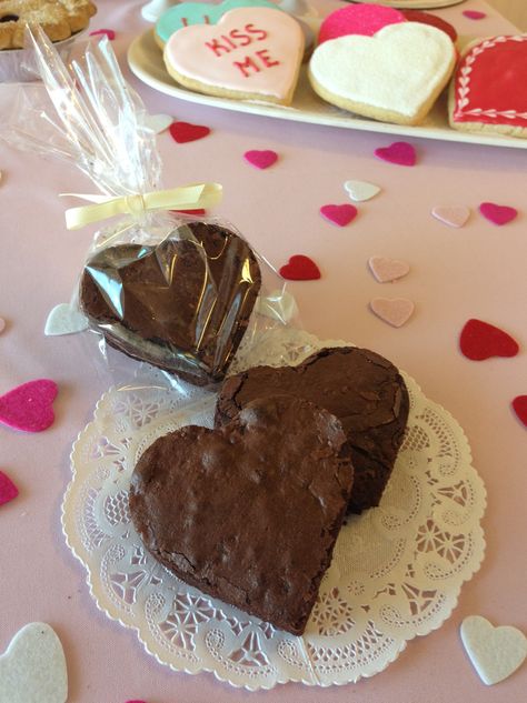 Heart Shaped Brownies Heart Shape Brownies, Heart Shaped Brownies, Decorated Brownies, Brownie Pops, Valentine Desserts, Pretty Dessert, Baking Business, Think Food, Cake Shop