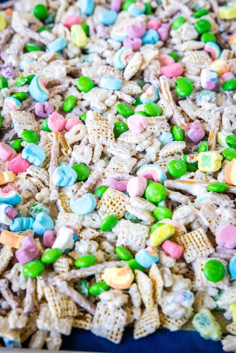 A fun and addicting snack mix perfect for St. Patrick's Day. This Leprechaun Bait is ready in minutes and will quickly become a favorite! Leprechaun Snacks For Kids, St Patrick Puppy Chow, Leprechaun Puppy Chow, Leprechaun Bait Snack, Crispix Cereal, Leprechaun Chow St. Patrick's Day, Golden Grahams, White Almond Bark, Chex Cereal