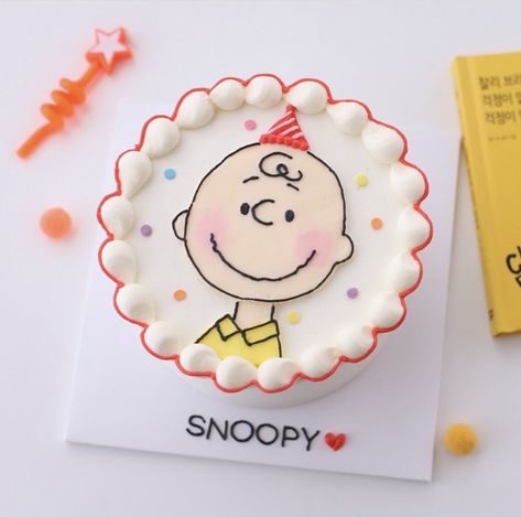 Charlie Brown Cake Ideas, Charlie Brown Cake, Cheetah Birthday Cakes, Bolo Snoopy, Snoopy Cake, Cheetah Birthday, Learn Cake Decorating, Snoopy Party, Snoopy Birthday