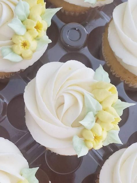 Celebration Of Life Cupcakes, Lemon Cupcake Decorating Ideas, Spring Wedding Cupcakes, Chrysanthemum Cupcakes, White Flower Cupcakes, Simple Flower Cupcakes, Cupcakes Fancy, Buttercream Flowers Cupcakes, Anniversary Cupcakes