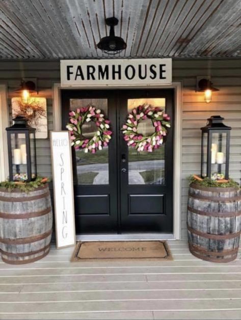 Ranch Style Front Porch Decor, Mirror On Front Porch, Back Porch Decorating Ideas Farmhouse, Huge Front Porch Decorating Ideas, Country Front Porch Ideas Rustic, Country Chic Front Porch, Open Front Porch Ideas Farmhouse, Front Porch Makeover Farmhouse, Rustic Front Porch Ideas Farmhouse