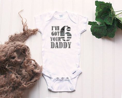 Ive got your 6 Daddy! Complete with your color choice of camo stripe. (If you would like a different color, please message us) This is for all of those that fight the fight to make sure our children stay free. Use it for everyday wear or for the special homecoming. This order Pizza Onesie, Aunt Onesie, Police Baby, Military Baby, Baby Announcement Onesie, Funny Baby Clothes, Funny Onesies, Take Home Outfit, Funny Baby Onesies