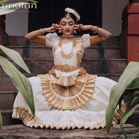 Abaran presents “ Nrityabaran “- A tribute to glorious classical dance forms of India.This collection has exclusive Indian classical dance jewellery suitable for almost all types of dances. Mohiniyattam, is an Indian classical dance form that developed and remained popular in the state of Kerala.Mohiniyattam dance gets its name from the word Mohini – a historical enchantress avatar of the Hindu God Vishnu, who helps the good prevail over evil by developing her feminine powers.‘Mohiniyattam’ li Classical Dance Forms Of India, Mohiniyattam Aesthetic, Mohiniyattam Photography, Mohiniyattam Poses, Mohiniyattam Dance, Dance Forms Of India, Kerala Culture, Indian Dance Costumes, Bharatanatyam Costume