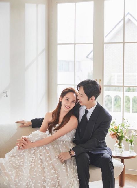 penthouse’s oh yoon hee (eugene) and ha yoon cheol (yoon jong hoon) Eugene Ses, Yoon Jong Hoon, Actress Wedding, Family Photo Studio, Korean Couple Photoshoot, Korean Wedding Photography, Wedding Photoshoot Poses, Pre Wedding Poses, Korean Wedding