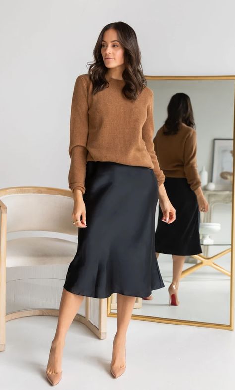 Silk Skirt Outfit, Silk Slip Skirt, Midi Slip Skirt, Chique Outfit, Tas Fashion, Corporate Outfits, Slip Skirts, Populaire Outfits, Stil Elegant