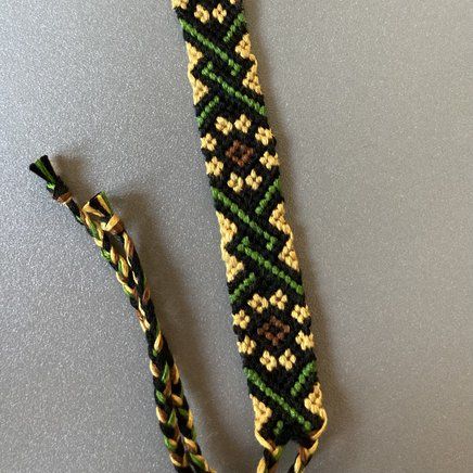 Wide Bracelet Patterns, Wearable Crafts, One Color Friendship Bracelet, Friendship Bracelets Normal Pattern, Easy Friendship Bracelet Patterns For Beginners, Friendship Bracelets Bookmark, Sunflower Friendship Bracelet Pattern, Bracelet Patterns 3 Colors, Woven Bracelets Pattern