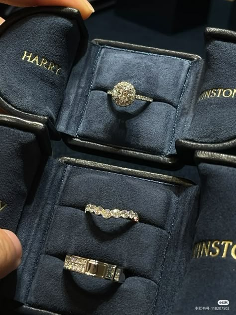 Harry Winston Wedding Ring, Harry Winston Ring, Cute Engagement Rings, Expensive Jewelry Luxury, Classic Wedding Rings, Jewelry Fashion Trends, Harry Winston, Dream Engagement Rings, Dream Engagement