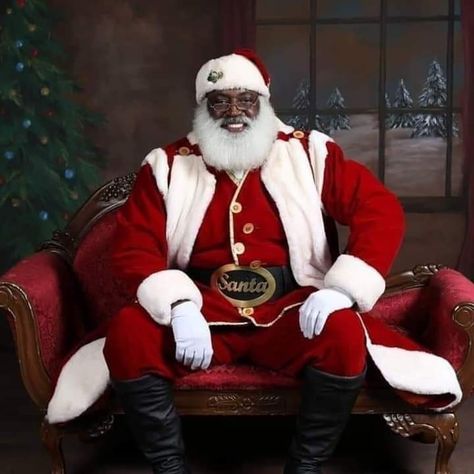 Black Santa Claus Pictures, Santa Claus Outfit, Santa Merry Christmas, San Nicola, Santa Photos, Merry Christmas Images, Black Santa, Christmas Blessings, Rosa Parks