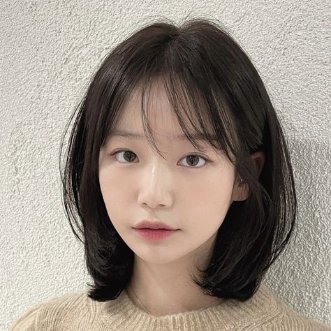 Chin Length Hair Korean, Short Hair For Round Face Korean, Short Hair With Bangs On Round Face, Oval Korean Haircut, Hairstyles For Short Hair Oval Face, Short Korean Hair With Bangs, Korean Medium Haircut With Bangs Round Face, Japanese Haircut Short Round Faces, Korean Haircut Oval Face