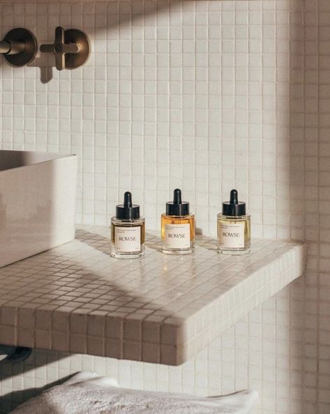 Aesop Product Photography, Bathroom Lifestyle Photography, Product Photography Bathroom, Film Product Photography, Bathroom Product Photography, Beauty Product Design, Photoshoot Ideas Product, Skincare Product Photography Ideas, Beauty Product Photography Ideas