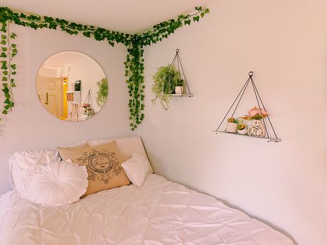 Vines In Corner Of Room, Corner Bed Wall Decor, Vines Ideas, Decorations Above Bed, Bedroom Wall Decor Ideas Above Bed, Teenage Bedroom Decorations, Bedroom Wall Decor Above Bed, Wall Decor Above Bed, Bedroom Design Styles