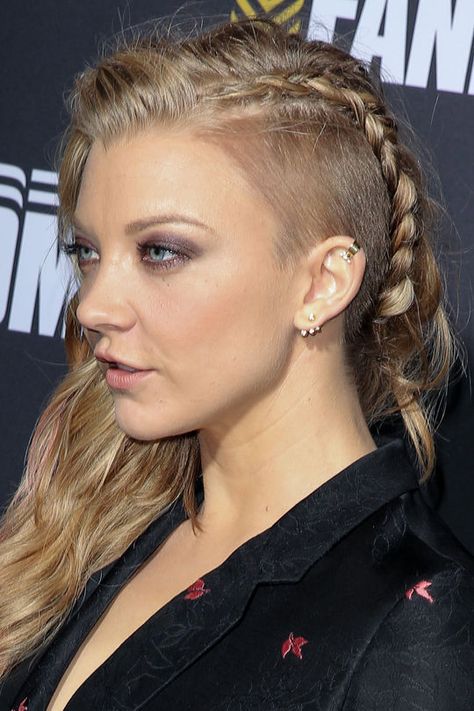 Such badass hair on Natalie Dormer. The Fiercest Braid on the Entire Planet (Spotted at Comic-Con, Naturally) Funk Hairstyle, Half Shaved Head, Undercut Long Hair, Half Shaved Hair, Half Shaved, Viking Hair, Natalie Dormer, Funky Hairstyles, Penteado Cabelo Curto