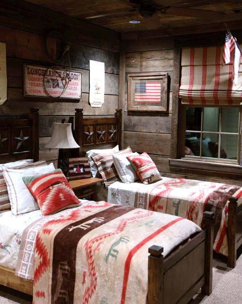 35+ Gorgeous log cabin style bedrooms to make you drool Cabin Style Bedroom, Lakehouse Bedroom, Western Bedroom, Two Twin Beds, Interior Design Rustic, Twin Beds, Cabin Interiors, American Flags, Lodge Decor