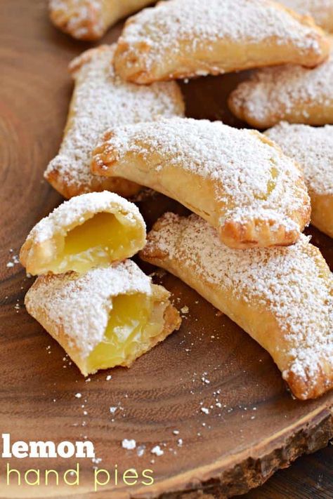 Lemon Hand Pies, Delicious Lemon Desserts, Lemon Pie Filling, Hand Pie Recipes, Apple Hand Pies, Shugary Sweets, Mini Torte, Hand Pie, Lemon Filling