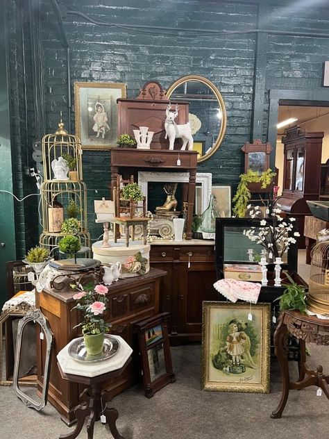 Victorian Booth Display, Antique Booth Items That Sell, Corner Antique Booth Display, Cottagecore Booth Ideas, Decorating Antique Booth, Spring Antique Booth Displays, Antique Booths Displays, Vintage Booth Display Ideas Vendor, Antique Store Display Ideas