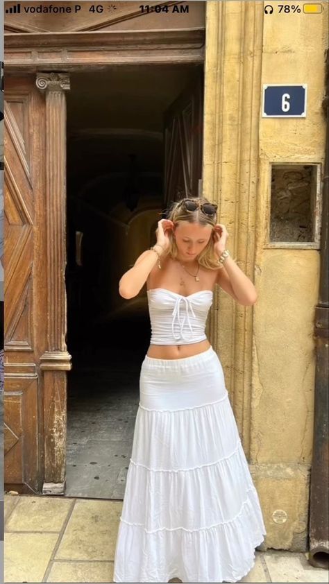 Greek Vacation Outfit, Mamma Mia Aesthetic Outfits, Mamma Mia Outfits, Sommer Strand Outfit, Greece Trip, White Maxi Skirts, European Summer Outfits, Europe Outfits, Rock Outfit