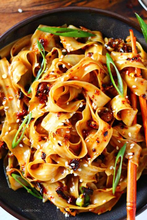 Make these easy Chili Oil Noodles in only 10 minutes! These Chinese-inspired spicy noodles take all your favorite flavours from the pungent garlic, hot chili, fresh green onions and toasted sesame seeds to combine them into one magical dish. Full recipe at chilitochoc.com. Hot Oil Noodles Recipe, Crispy Chili Oil Noodles, Chili Oil Curry Noodles, Crunchy Onion Chili Oil, Toasted Sesame Oil Recipes, Chilly Oil Noodles, Chinese Cold Noodles, Hot Chili Oil Noodles, Chilli Noodles Recipe