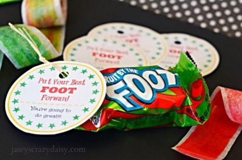 This is the perfect treat to encourage your kids to do their best on test days, game days, or anytime  they need a little extra boost. Best Foot Forward Printable Cheer Treats Team Snacks Gift Ideas, Dance Team Snack Ideas, Softball Team Activities, Cheer Encouragement Gift Ideas, Cheer Treats Team Snacks, Team Treat Ideas, Game Day Treats For Players, Soccer Treats For Team, Cheer Goodie Bag Ideas