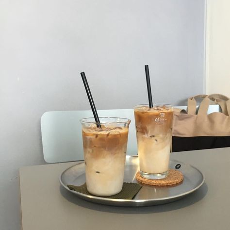 Coffee Wallpaper, Coffee Benefits, Pineapple Smoothie, Caramel Macchiato, Coffee Photography, Aesthetic Coffee, Iced Drinks, Coffee Cafe, Coffee Love