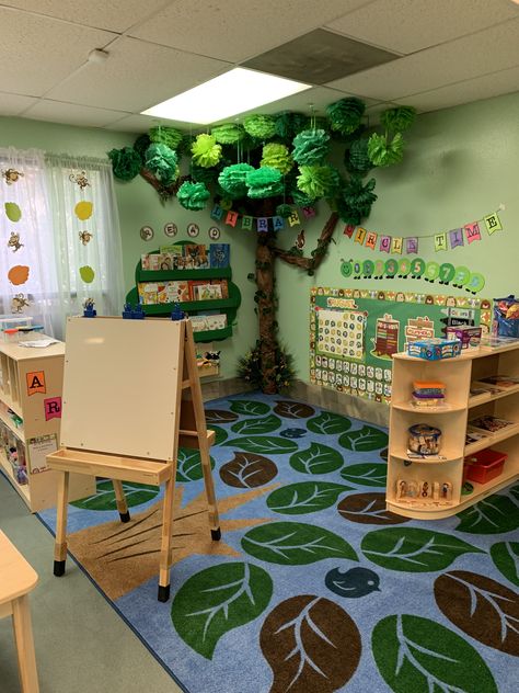 Trees In Classroom Ideas, Forest Display Classroom, Diy Tree Classroom, School Wall Painting Ideas Classroom Tree, Jungle Tree Classroom, Classroom Reading Tree, Paper Tree In Classroom, Tree In Playroom, Pre K Classroom Nature Theme