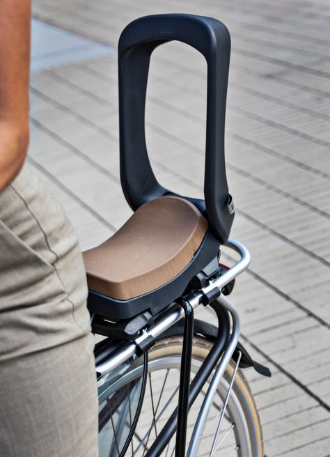 No matter if you’re looking forward or backward into the world, the Urban Iki Junior bicycle seat is always up for a new adventure! This Dutch Design children’s bike seat comes in the stylish Urban Iki colors Bincho Black and Kurumi Brown. Bike Seat Design, Ebike Diy, Foldable Bike, Hover Bike, Trike Bicycle, Foldable Bikes, Biking Diy, Child Bike Seat, Bicycle Seats