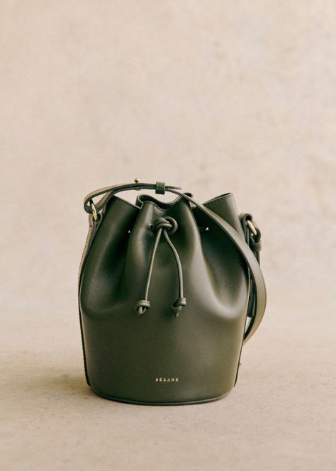 Farrow Mini Bag - Smooth Khaki - Bovine leather - Sézane Sezane Bag, Lifestyle Dresses, Soft Gamine, Mini Bucket Bag, Denim Suit, Natural Heritage, Best Bags, Small Leather Goods, Vegetable Tanned Leather