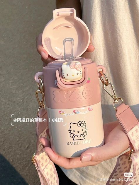 Hello Kitty Water Bottle Aesthetic, Botellas Aesthetic, Sanrio Merchandise, Hello Kitty Water Bottle, Kawaii Cups, Trendy Water Bottles, Kitty Clothes, Hello Kitty Themes, Cute Diy Room Decor