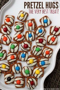 Pretzel Hugs Recipe, Pretzel Snack Recipes, Pretzel Kisses, Pretzel Hugs, Hugs Cookies, Easy Desserts For Kids, Pretzel Desserts, Holiday Treats Christmas, Pretzel Snacks